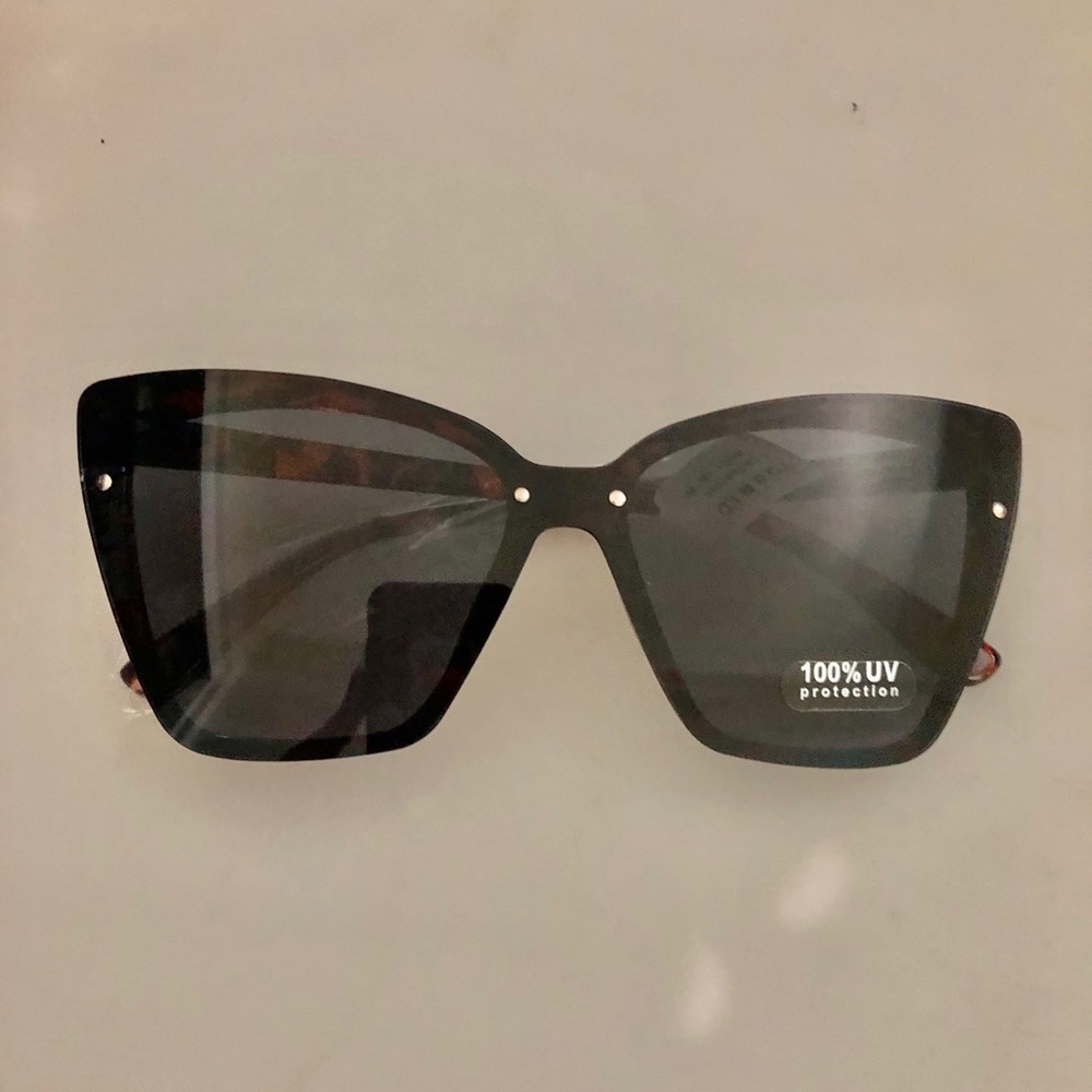 TORRID FRAMELESS TORT SUNGLASSES